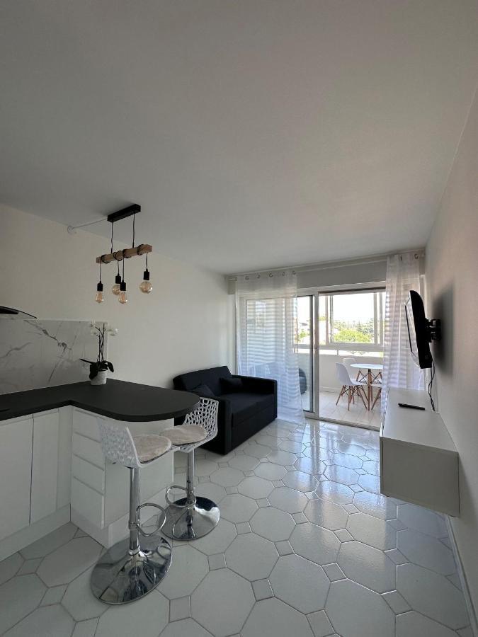 Studio Antibes Port Vauban. Luaran gambar